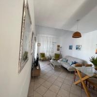 The Best prime location lovely 1 bedroom apartment, hotel em Pafos