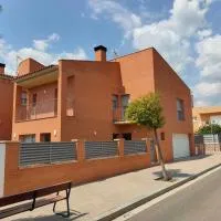 Chalet amplio con Jardín y zona barbacoa., отель в Реусе