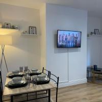 Stylish and Modern 3 bed Apartment with FREE PARKING,