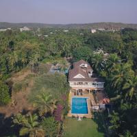 Beachfront mansion with pool, hotel in Calangute