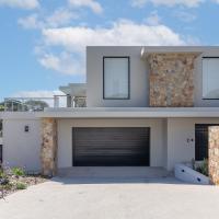 Sunset Villa - brand new home 200m from the beach, hotel sa Robberg Beach, Plettenberg Bay