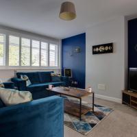 SAXON ROAD - A 3 Bedroom House with Garden by Prestigious Stays - Includes Wifi, Netflix & Amazon Alexa
