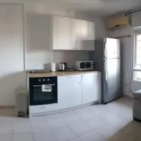 Cozy Flat with Parking well-placed near TLV Airport, khách sạn ở Lod