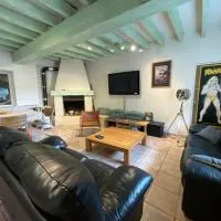 logement jusqu'à 8 lits dans un centre équestre grand parking، فندق في كونفولين