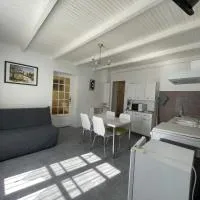 meublé 40m2 classé 2 étoiles. Lumineux les Mées 04190 โรงแรมในLes Mées