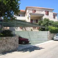 Apartments by the sea Postira, Brac - 14902, hotel di Postira