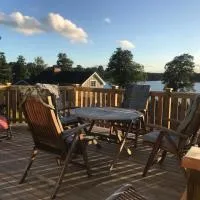 Välutrustad stuga med vacker sjöutsikt, hotel Urshult városában