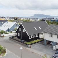 3BR - Townhouse - Free Parking - Tórshavn, hotel in Hoyvík