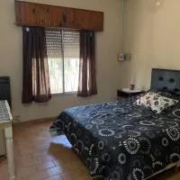 Casa Hotel Cactus 15 minutos desde Ezeiza.، فندق في مونتي غراندي