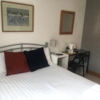 Comfy Double with Separate Private Bathroom in Family Home, hotel in Biggar