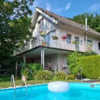 68m2 Ferienwohnung mit Pool und Garten, Hotel in Mosing