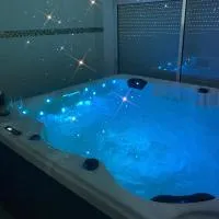 Chez SOPHIE, logement avec jacuzzi et salle cinéma, hotel Altviller városában