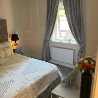 Luxury double bedroom ensuite In a family home, hotel in Northwich