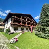 Hotel Garni LIVING, hotel a San Candido