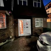 Barnet Serviced Accommodation - Elegant 5-Bedroom Home, Just a 7-Minute Stroll from High Barnet Station - Book Your Stay Today!"