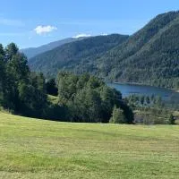 Feriehus med utsikt til fjord og fjell, hotel v destinaci Gvammen