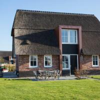 Beautiful villa with jacuzzi in a luxury holiday park on the Tjeukemeer, hotel in Delfstrahuizen