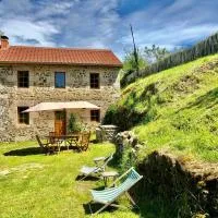 La petite Maison du Bonheur & Jacuzzi, hotel a Croze