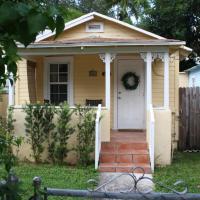 Key West Style Historic Home in Coconut Grove Florida The Yellow House, hotel en Miami