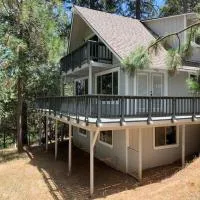 Breckenridge Chalet near Yosemite. Dog friendly!، فندق في غروفلاند