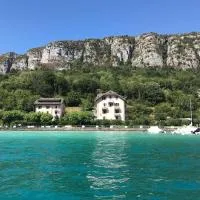 Rare 2 bedroom with private beach on Lake Annecy, hotell sihtkohas Doussard