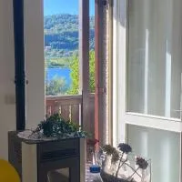 Romantica terrazza sul lago، فندق في Revine Lago