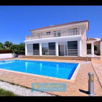 Villa 200m To The Coral Bay Strip, Large Pool, hotel i Pegeia