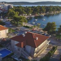 Seaside family friendly house with a swimming pool Trogir - 17358, Hotel in Trogir