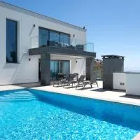 SKYFALL VILLA, hotel v destinaci Arco da Calheta