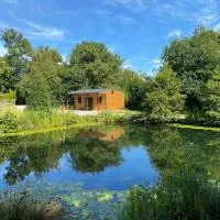 Kingfisher Cabin - Wild Escapes Wrenbury off grid glamping - ages 12 and over, hotel en Baddiley