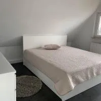 ruhige drei Zimmer Eigentumswohnung: Birenbach şehrinde bir otel