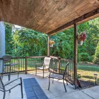 Modern Central Apartment with BBQ Patio and Yard!, hotel berdekatan Pickens County - LQK, Central