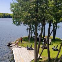 Stunning 5 Bedroom Kawarthas Cottage On The Lake, hotel in Bobcaygeon