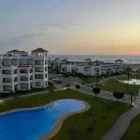 Appartement pied dans l eau à Residence Beralmar، فندق في أصيلة