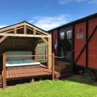 Luxury Railway carriage with own private hot tub, hotel u gradu Clodock