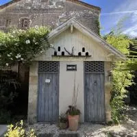 Chambre paisible dans une ancienne bâtisse rénovée، فندق في Issigeac