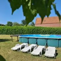 Grand Gite Avec Tennis et Piscine, hotell sihtkohas Lalinde