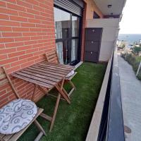 Precioso apartamento con terraza, pistas de padel y piscinas