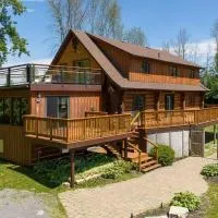Unique Log House by the Lake, Retreat with Spa Amenities near Presque'ile Provincial Park, hotel sa Brighton