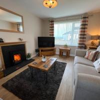 Two bedroom house with enclosed gardens and 2 car drive, hotel near Anglesey Airport - VLY, Caeʼr-geiliog
