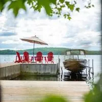 Private Cliffside Chalet Nestled in Nature With Western Sunsets & Waterfront Access Near Algonquin Park- Pass Included, hotel en Barrys Bay