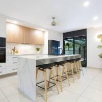 Luxury Family Home - 4 Bed, Pool + Bar + BBQ, hotel in Casuarina