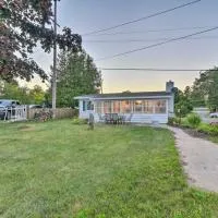 East Tawas Cabin w/ Lake Huron Access & Views, hotel i East Tawas