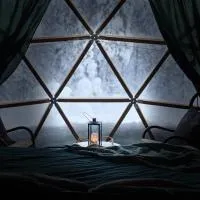 Private Jacuzzi Igloo bedroom in Aurora Lounge Hotel with shared sauna and pet friendly, hotel em Rovaniemi