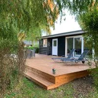 Spacey and charming cabin 300 m. from beach, hotell sihtkohas Tjørneholm