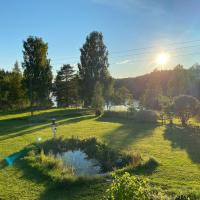 Sjöutsikt, Röd trästuga med traditionellt yttre Skandinavisk, modernt inre och alla bekvämligheter, Sol hela dagen på stora altanen, Tryggt, Vinterbonat, Fiske, Båt