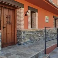Casa rural La Colmena del Geoparque TR -CC 00489 – hotel w mieście Navatrasierra