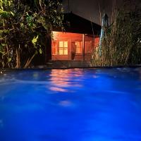Cozy chalet with sauna, jacuzzi and yard near Amsterdam, hotel in Vijfhuizen