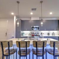 Exquisite Home-Walk Score 81-Shopping District-King Bed-Parking -G3021, hotel poblíž Scottsdale Airport - SCF, Scottsdale