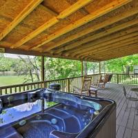 Private Riverfront Cabin with Ozark Mountain View!, hotel in Mountain View